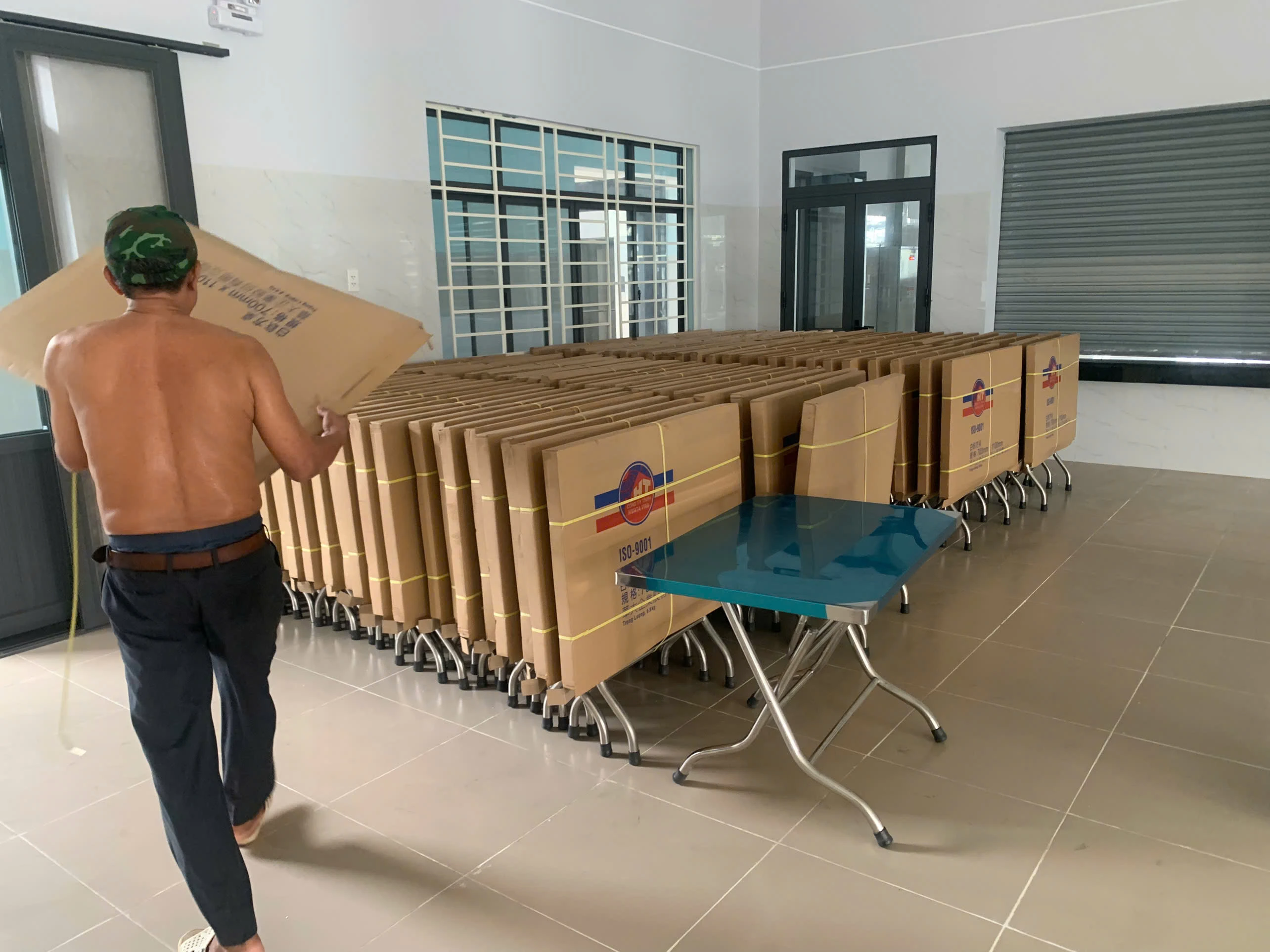 Bố trí bàn inox chữ nhật tại Nha Trang Bàn inox chữ nhật Nha Trang bố trí sát tường và theo dãy