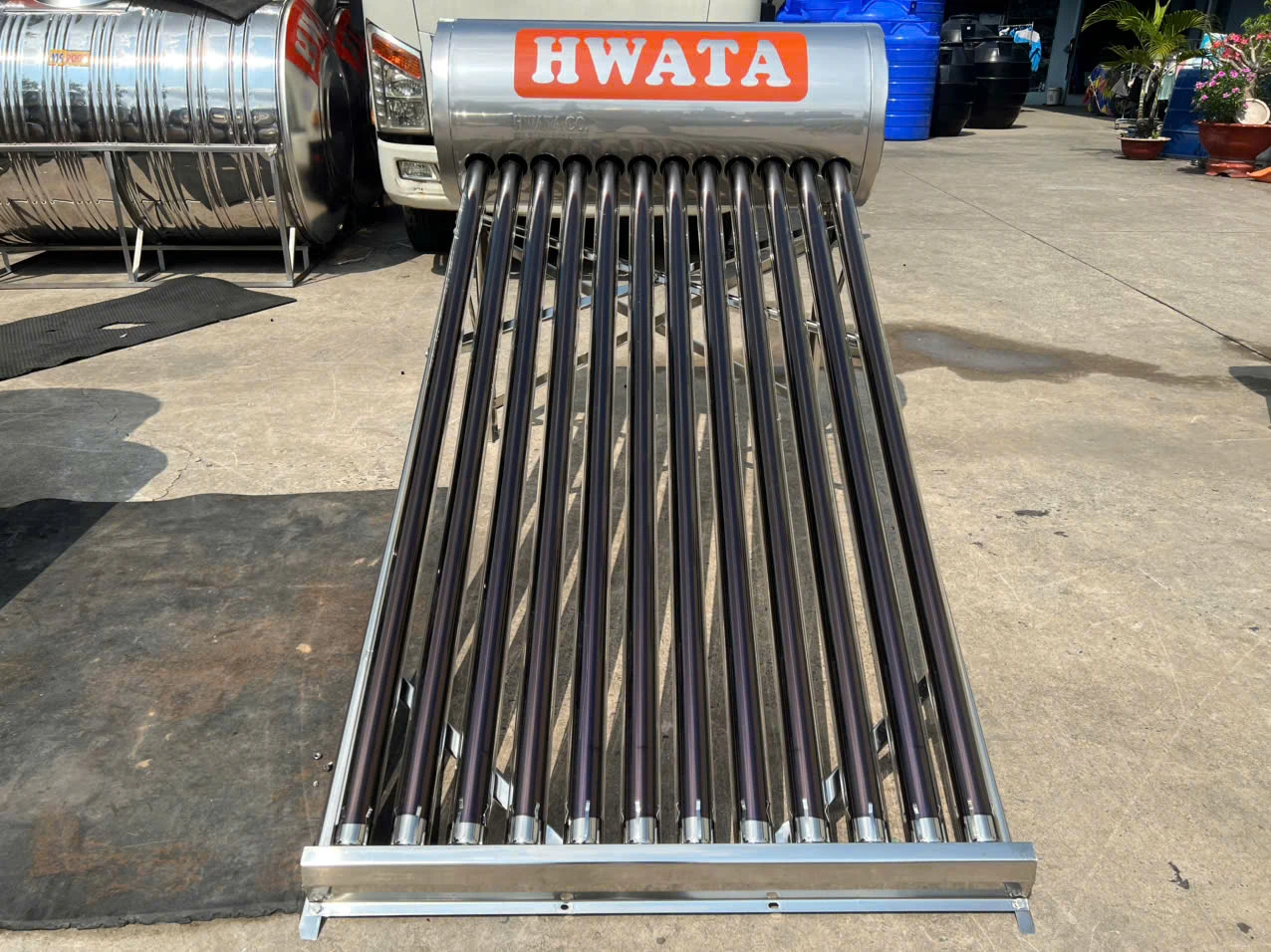 Hình ảnh thực tế máy nước nóng năng lượng mặt trời Hwata 120L 12 ống F58