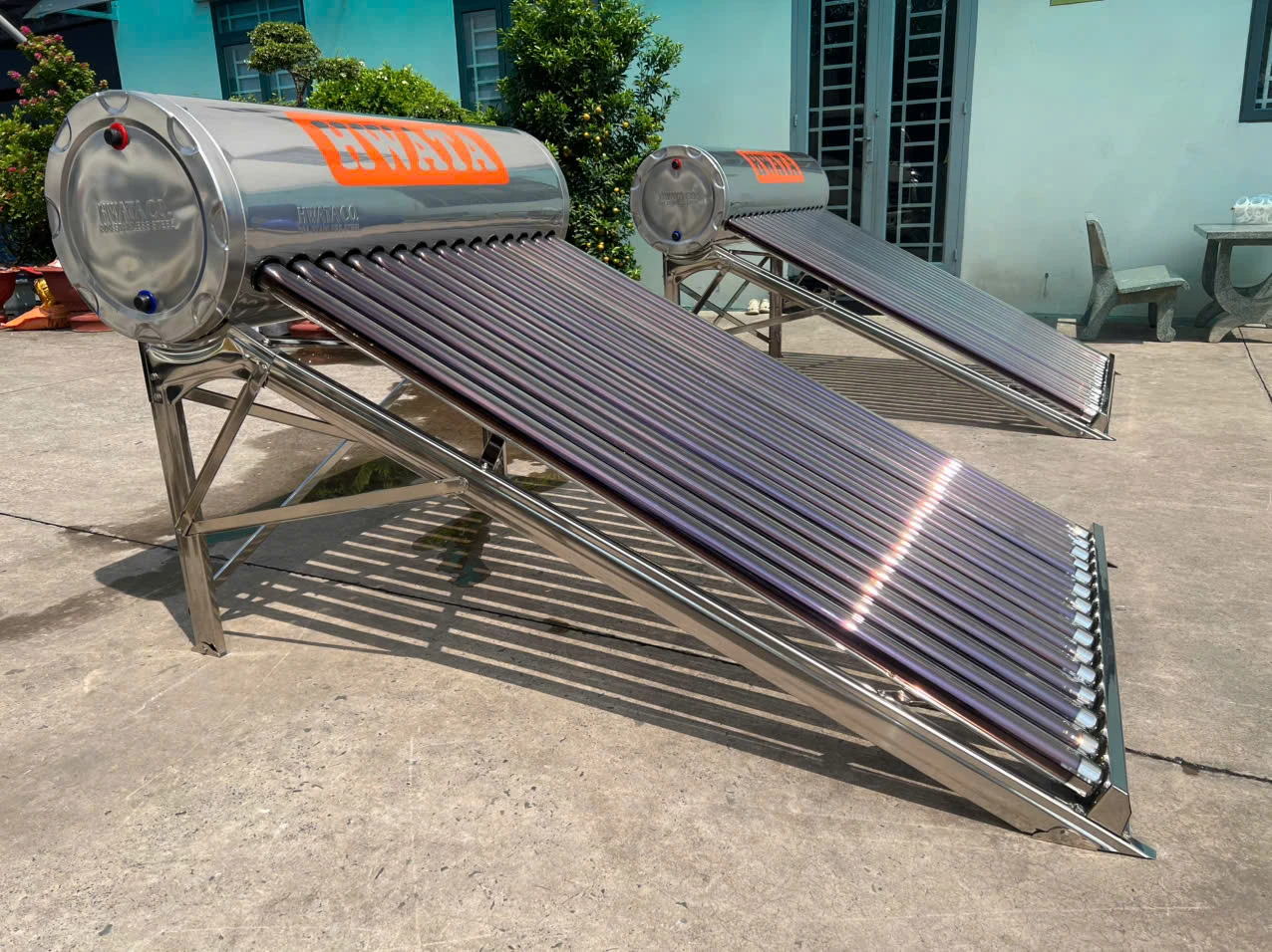 Máy nước nóng năng lượng mặt trời 140L Hwata 14 ống F58