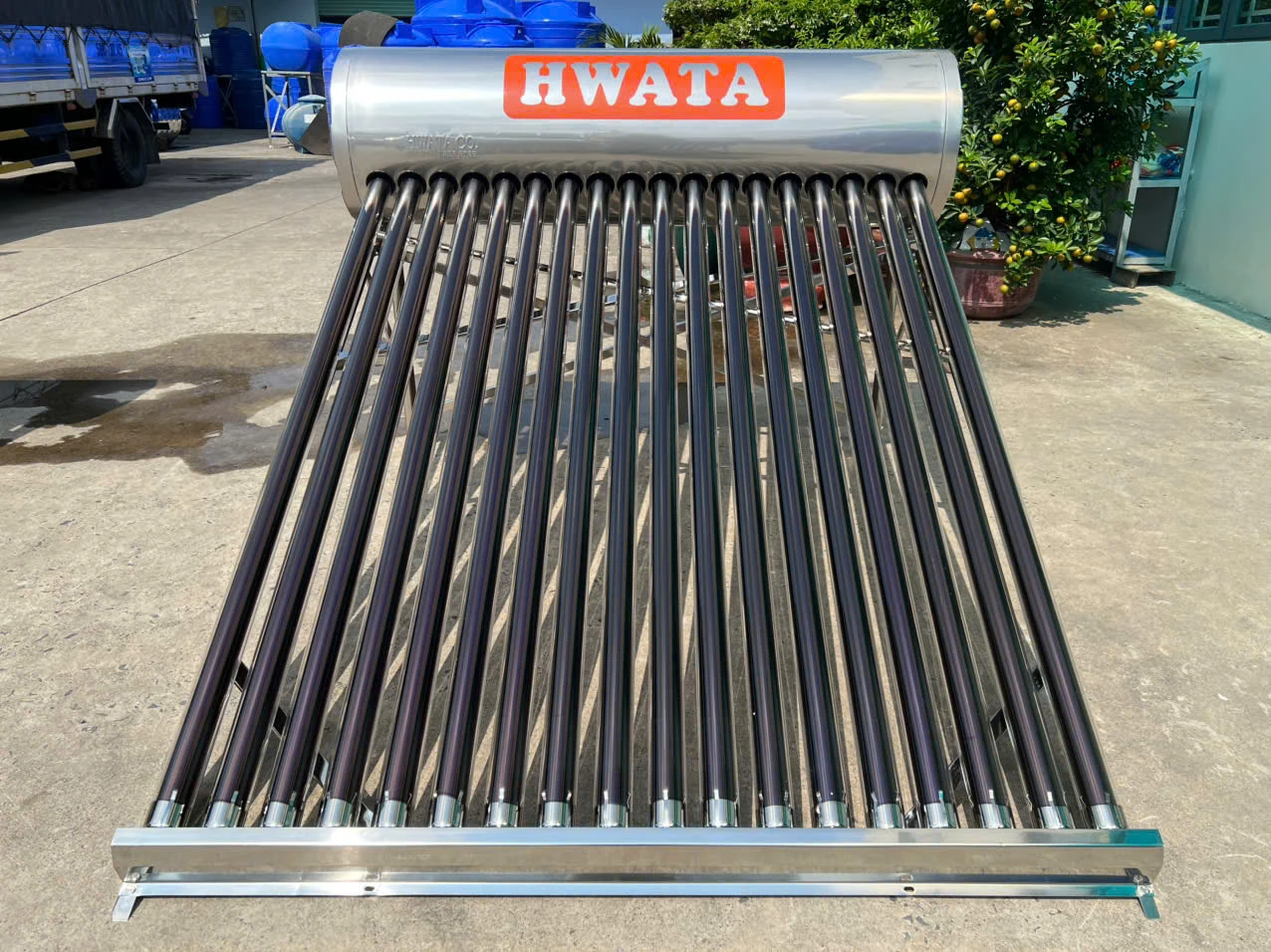 Kiểm tra vị trí mái khi lắp máy Hwata 180L Vị trí lắp máy nước nóng năng lượng mặt trời 180L trên mái