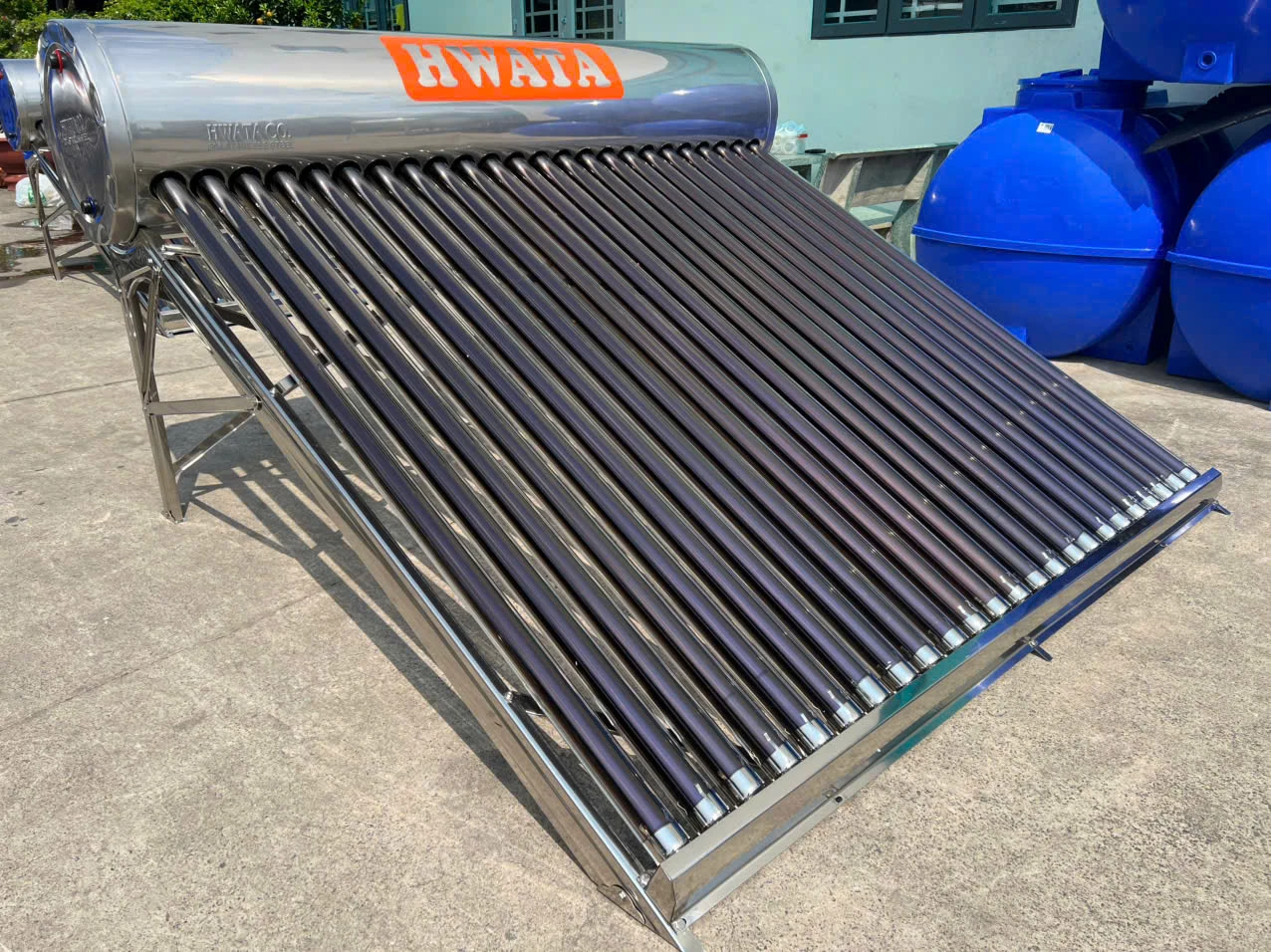 Hình ảnh thực tế Máy Nước Nóng Năng Lượng Mặt Trời Hwata 240L góc nghiêng