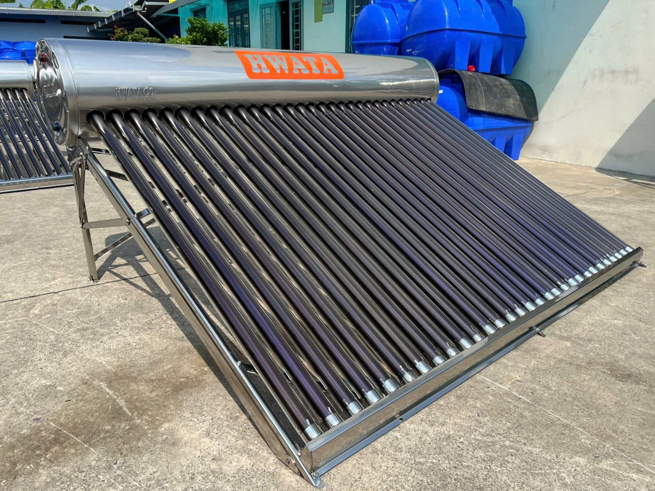 So sánh Hwata 240L và 300L So sánh máy năng lượng mặt trời 240L và 300L Hwata