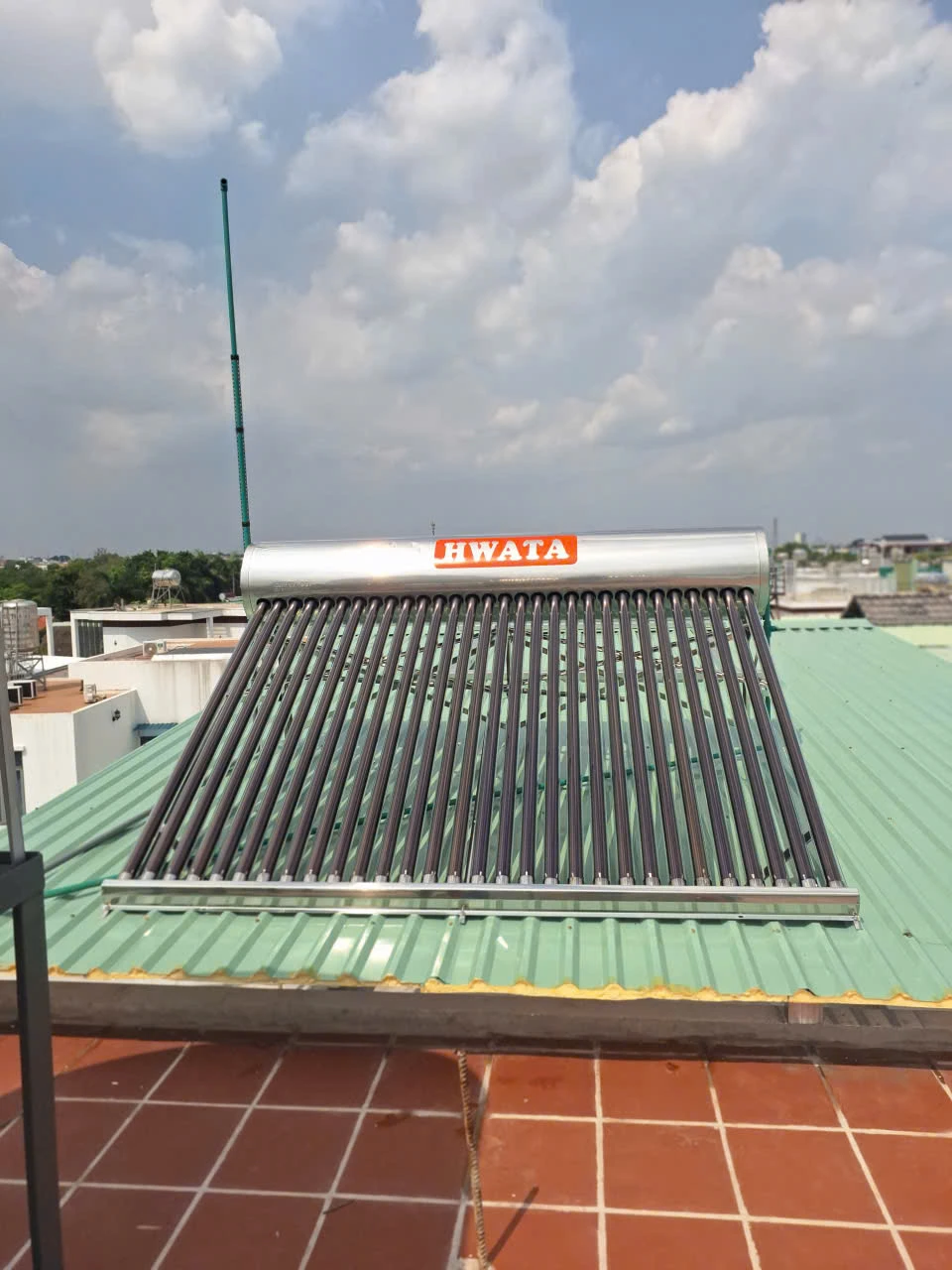Kiểm tra vị trí lắp máy Hwata 200L trên mái Vị trí lắp máy nước nóng năng lượng mặt trời 200L trên mái