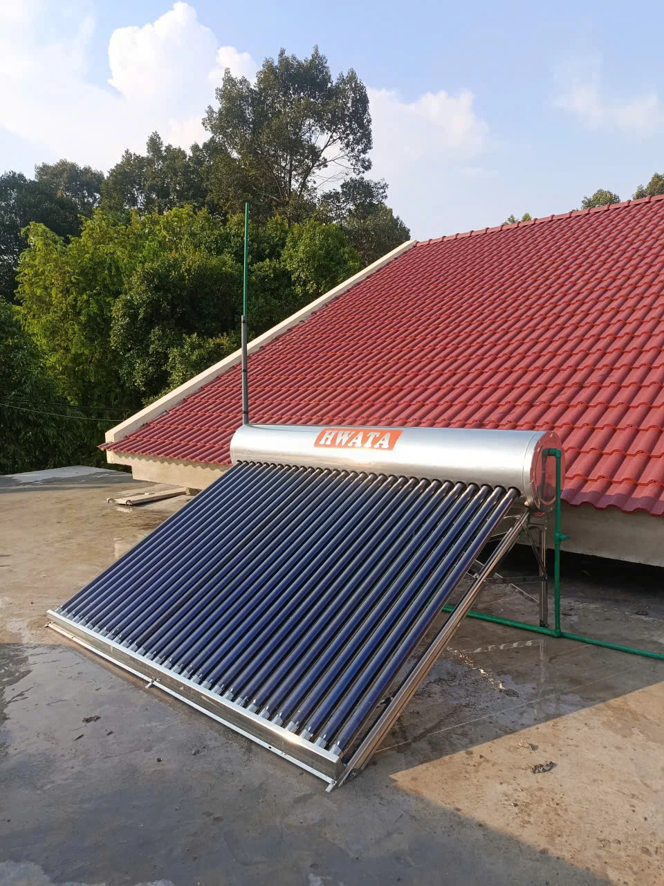 Kiểm tra vị trí mái trước khi lắp máy Hwata Vị trí lắp máy nước nóng năng lượng mặt trời trên mái
